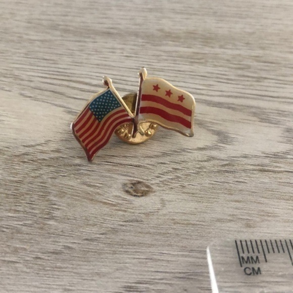 Vintage USA Washington flag Pin - Picture 1 of 2